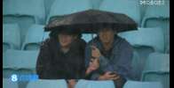 冒雨支持！国足比赛当地时间17点开球，球迷现场观战撑伞看球