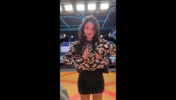 嘚瑟！美娜晒湖人赢球以后浪舞视频：赢了 给大伙抽象一段