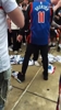 太有活了😂尼克斯晋级后，球迷用扫把清理地上的76人球衣