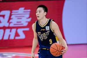 媒体人：本赛季应该只有胡明轩1人享受特许鞋名额 可穿非李宁球鞋
